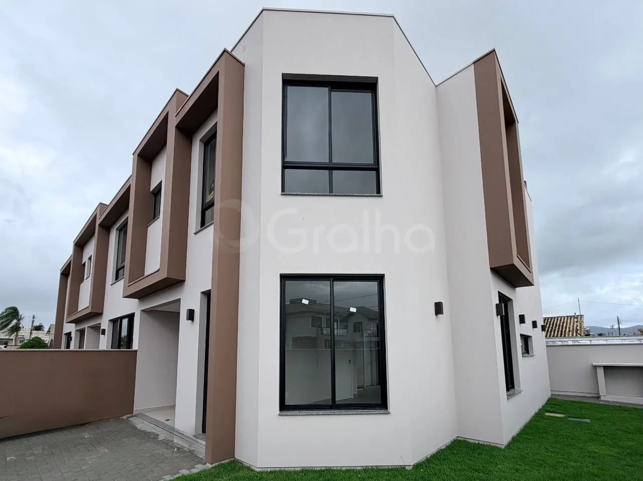 Casa para venda com 3 dormitórios em Carianos com 142 m² — foto principal