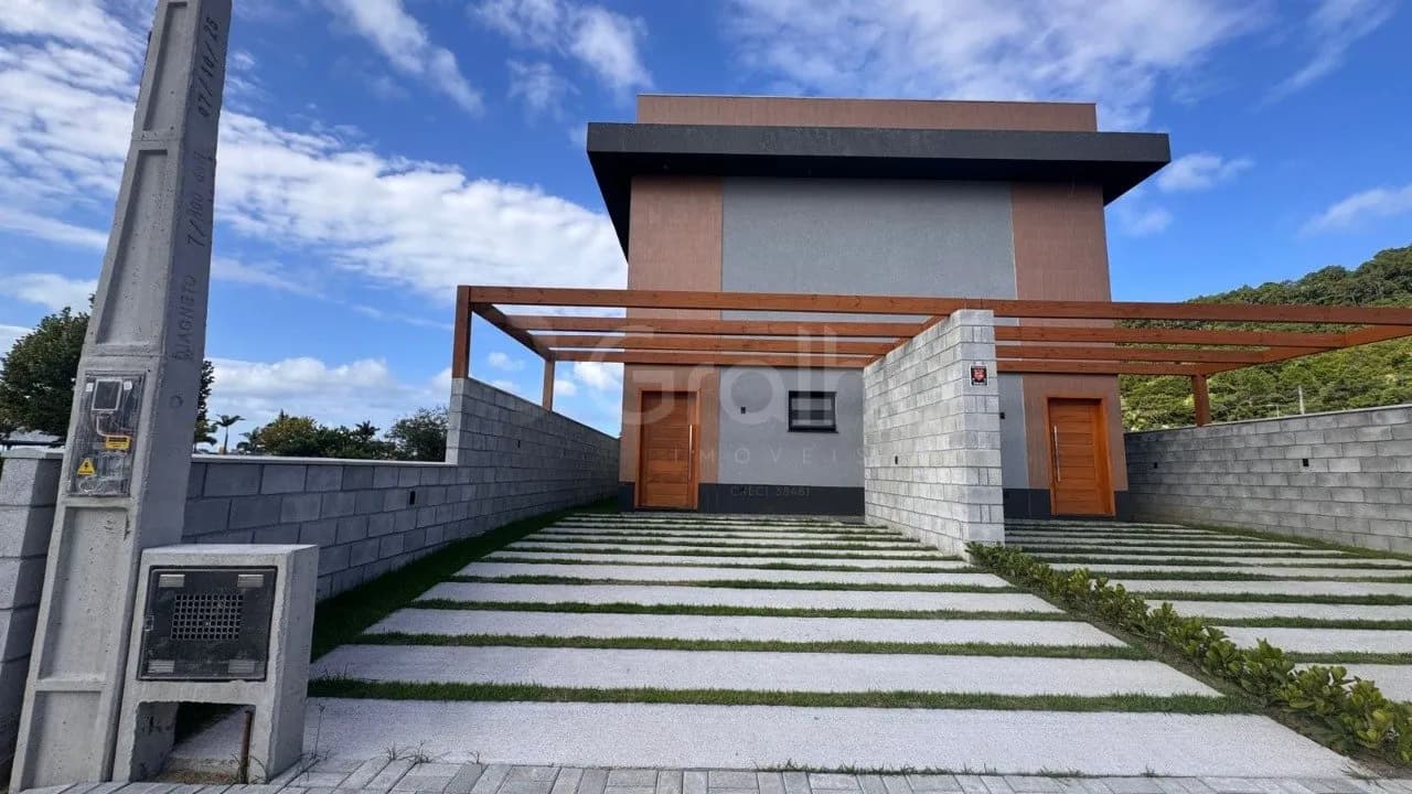 Casa para venda com 3 dormitórios em Canasvieiras com 154 m² — foto principal