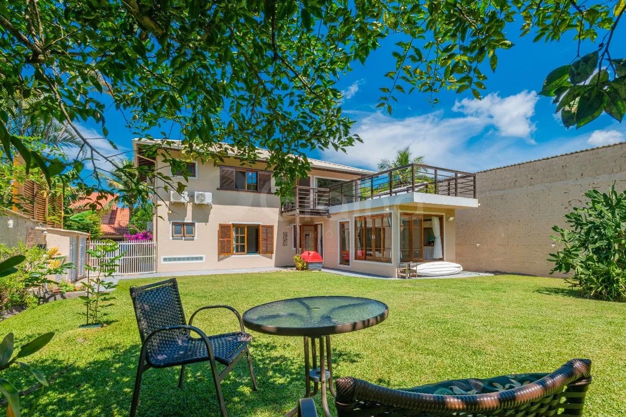 Casa para venda com 4 dormitórios em Sambaqui com 238 m² — foto principal
