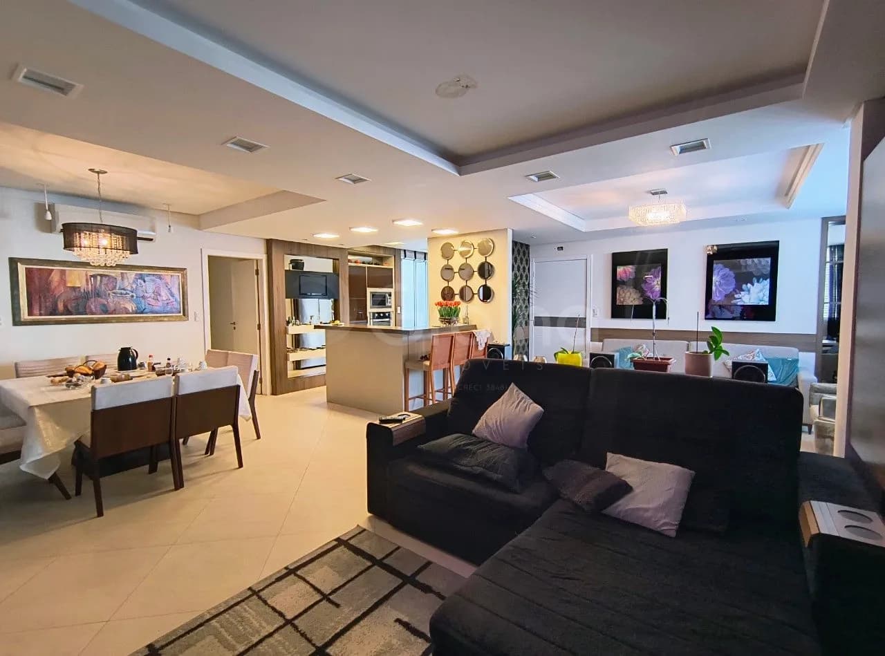 Casa para venda com 8 dormitórios em Carvoeira com 530 m²