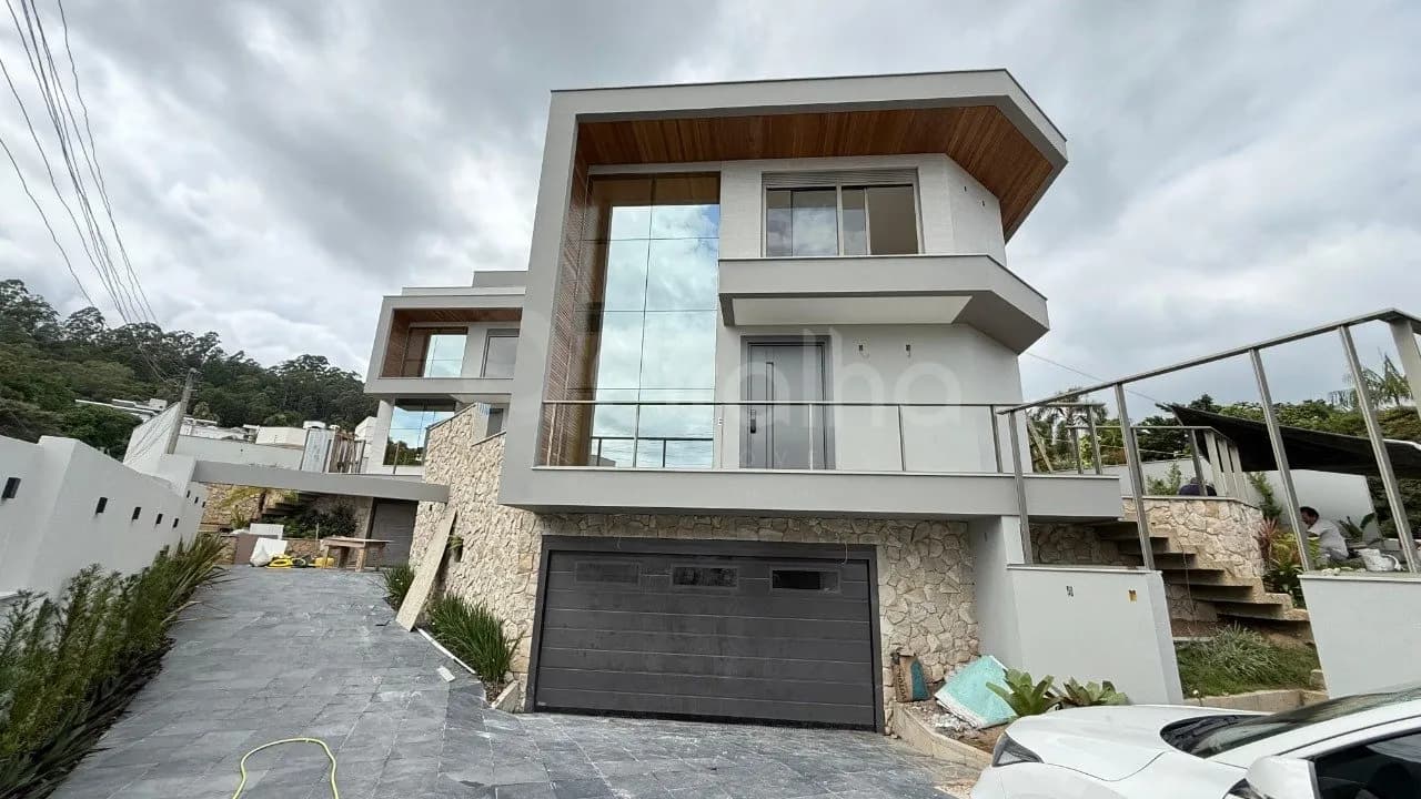 Casa para venda com 4 dormitórios em Cacupé com 302 m² — foto principal