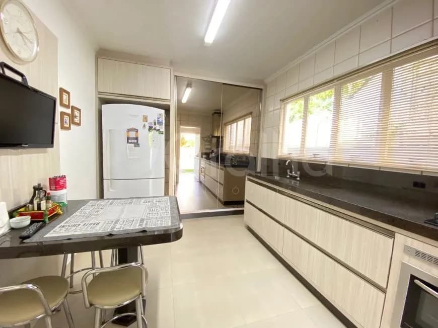 Casa para venda com 5 dormitórios em Santa Mônica com 240 m² — foto 5
