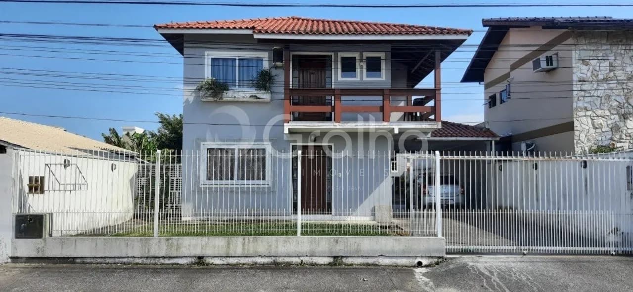 Casa para venda com 3 dormitórios em Carianos com 187 m² — foto principal