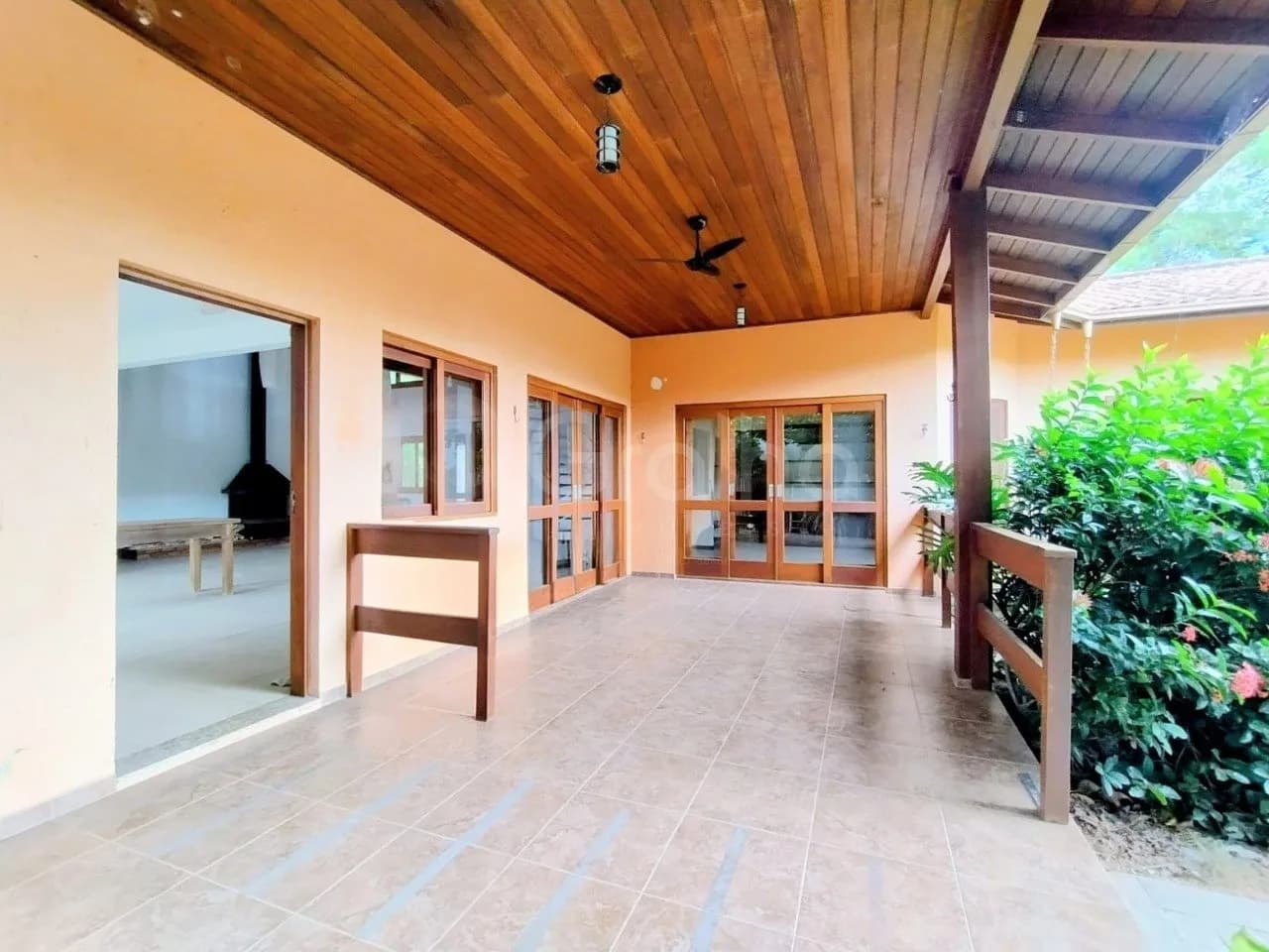 Casa de condomínio para venda com 4 dormitórios em Rio Tavares com 230 m² — foto 2