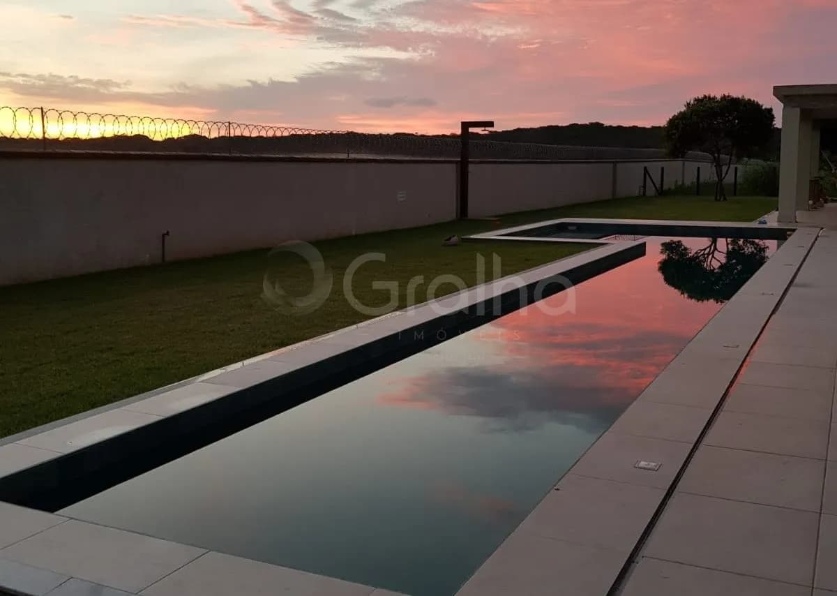 Casa de condomínio para venda com 3 dormitórios em Rio Tavares com 304 m²