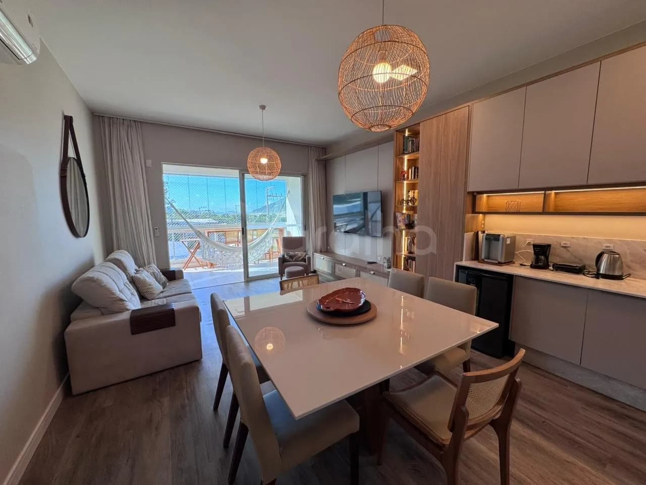 Apartamento para venda com 2 dormitórios em Santinho com 99 m²