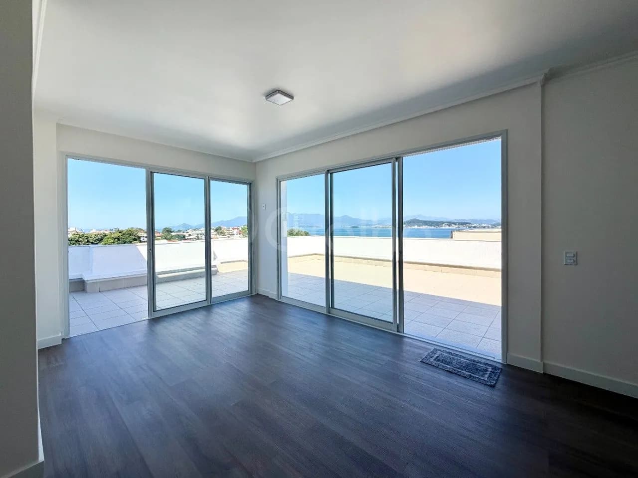 Cobertura para venda com 3 dormitórios em Bom Abrigo com 222 m²