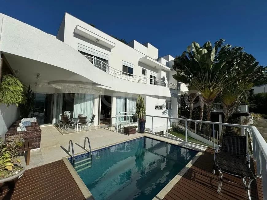 Casa para venda com 3 dormitórios em Pantanal com 257 m²