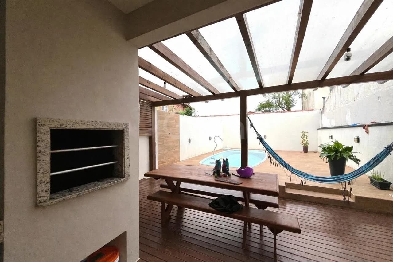 Casa para venda com 3 dormitórios em Carianos com 135 m² — foto principal