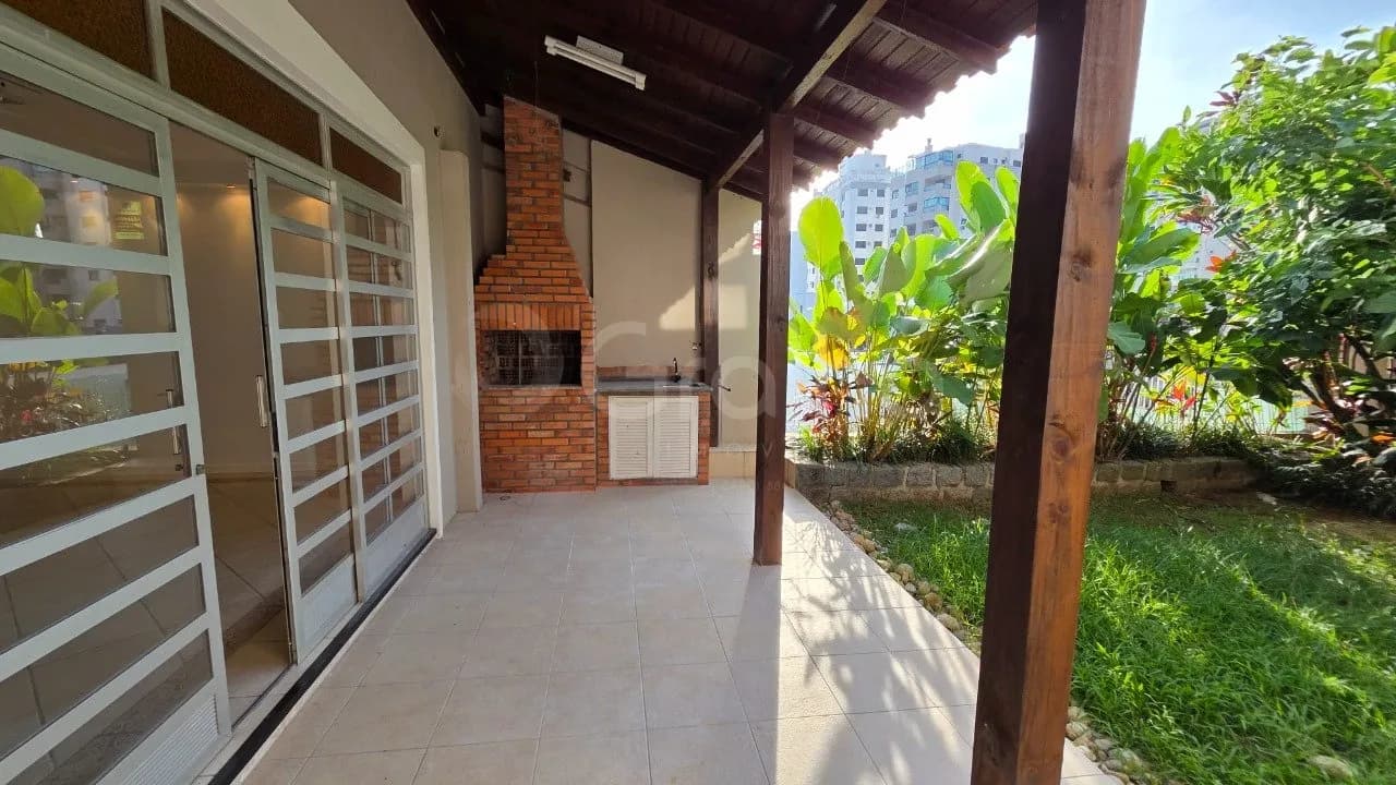 Casa para venda com 4 dormitórios em Agronômica com 320 m² — foto principal