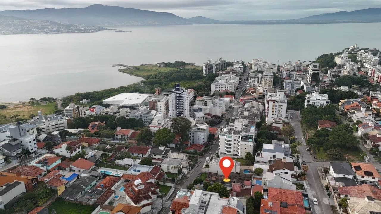Terreno para venda em Coqueiros com 560 m² — foto principal