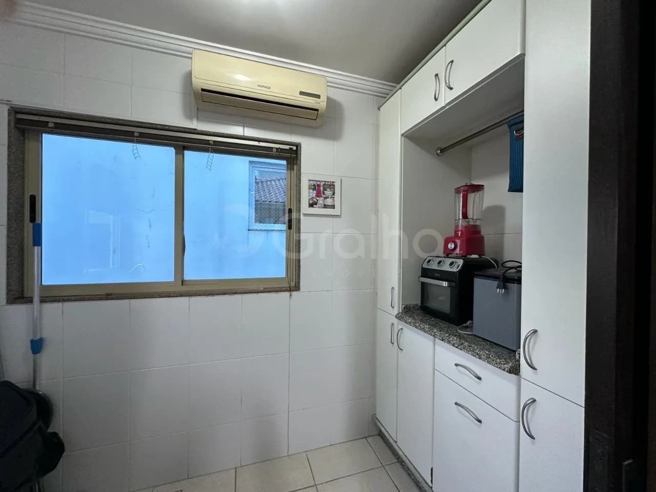 Casa de condomínio para venda com 4 dormitórios em Coqueiros com 270 m² — foto 3