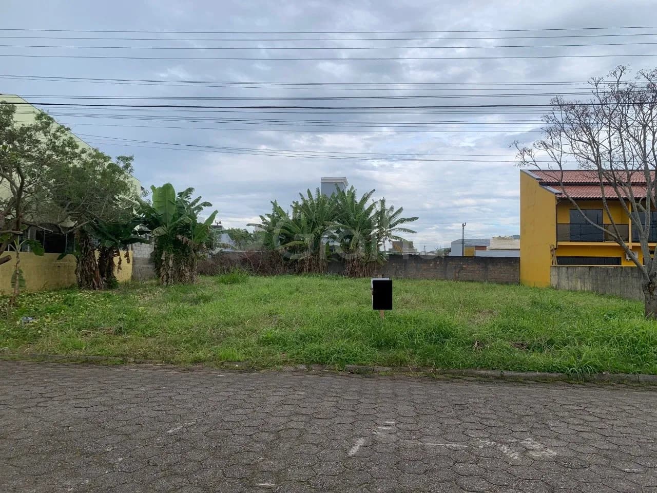Terreno para venda em Carianos com 720 m² — foto principal