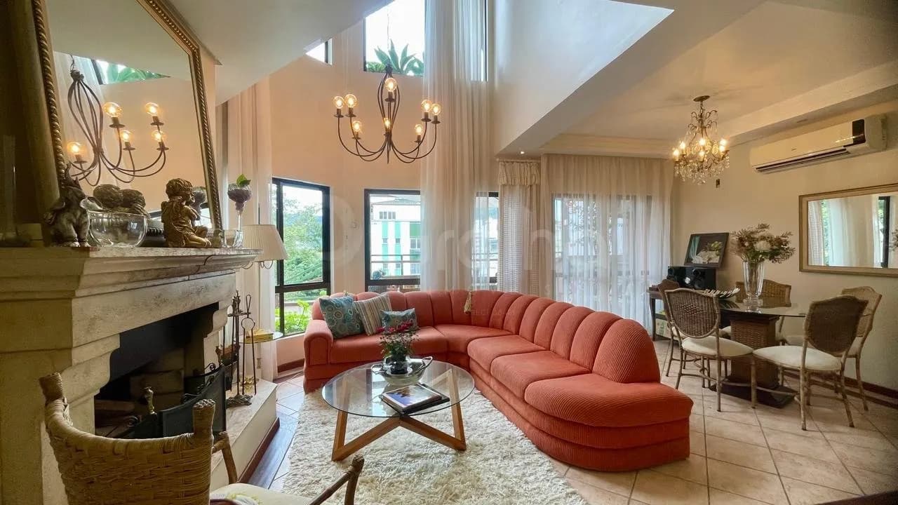 Casa para venda com 4 dormitórios em Carvoeira com 490 m² — foto principal