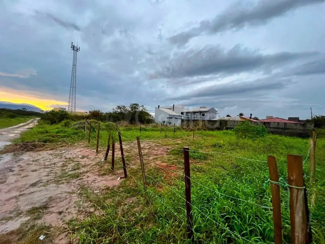 Terreno para venda em Carianos com 360 m² — foto principal
