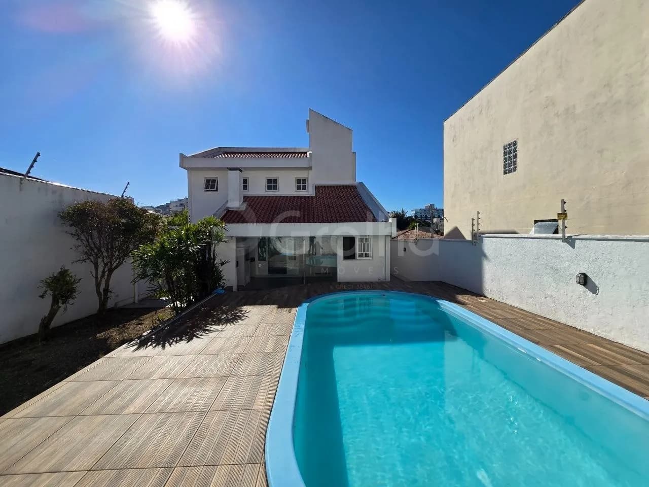 Casa para venda com 4 dormitórios em Coqueiros com 284 m² — foto principal