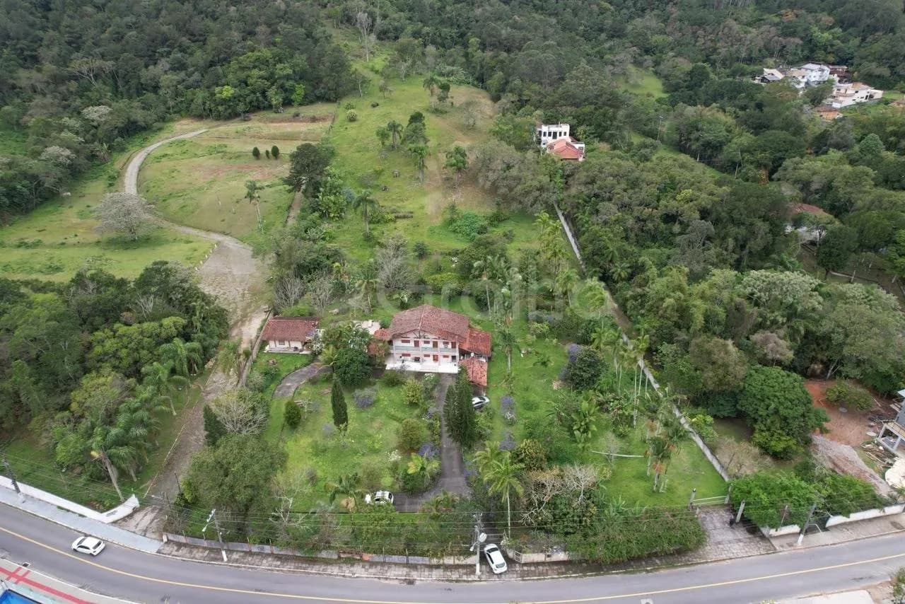 Terreno para venda em Sambaqui com 31542 m²