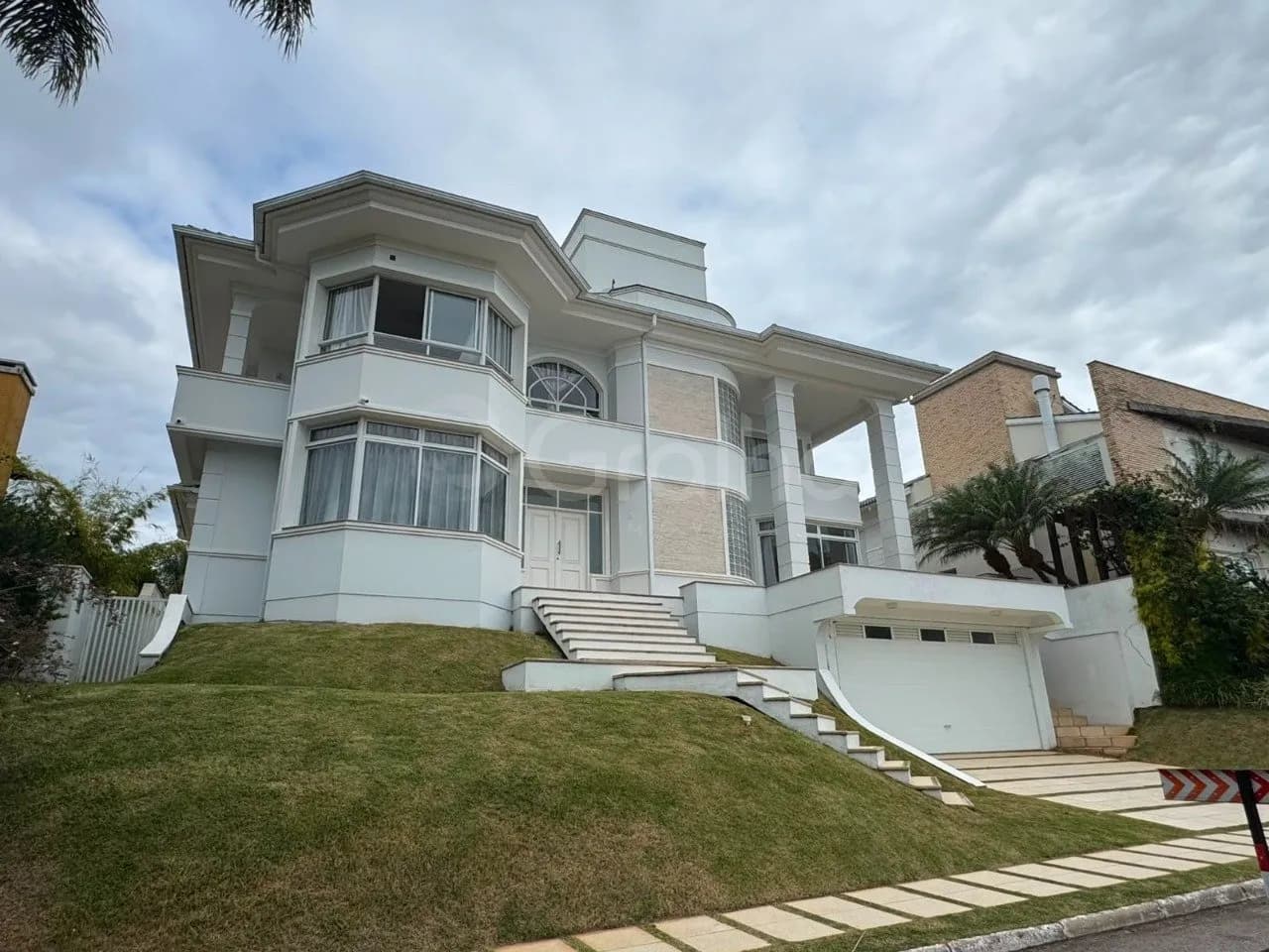 Casa para venda com 5 dormitórios em Cacupé com 511 m² — foto principal