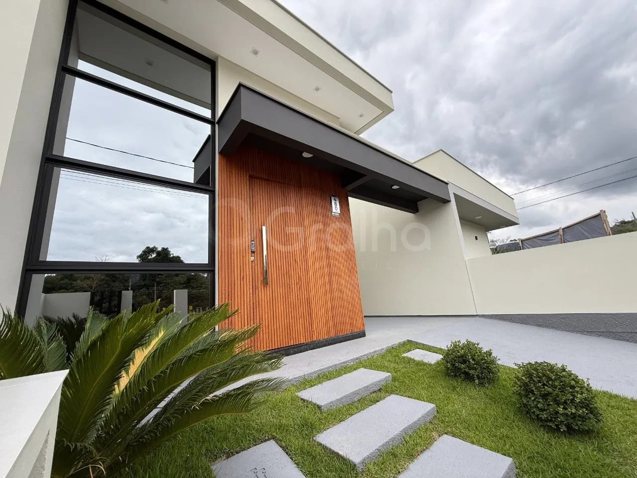 Casa para venda com 2 dormitórios em Forquilhas com 65 m² — foto principal