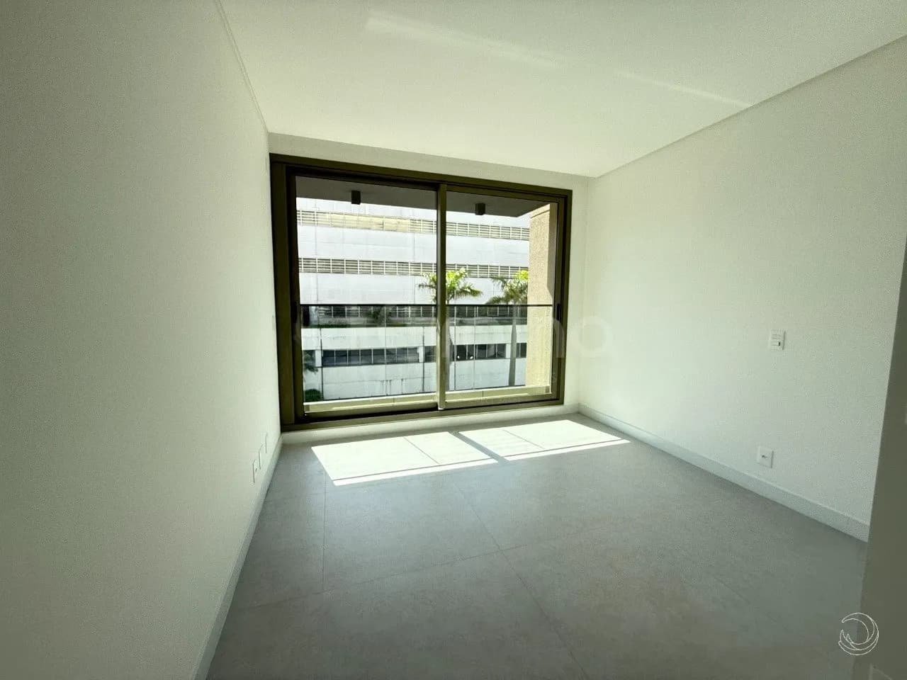 Apartamento para venda com 1 dormitório, em Jurerê Internacional com 55 m² — foto 2