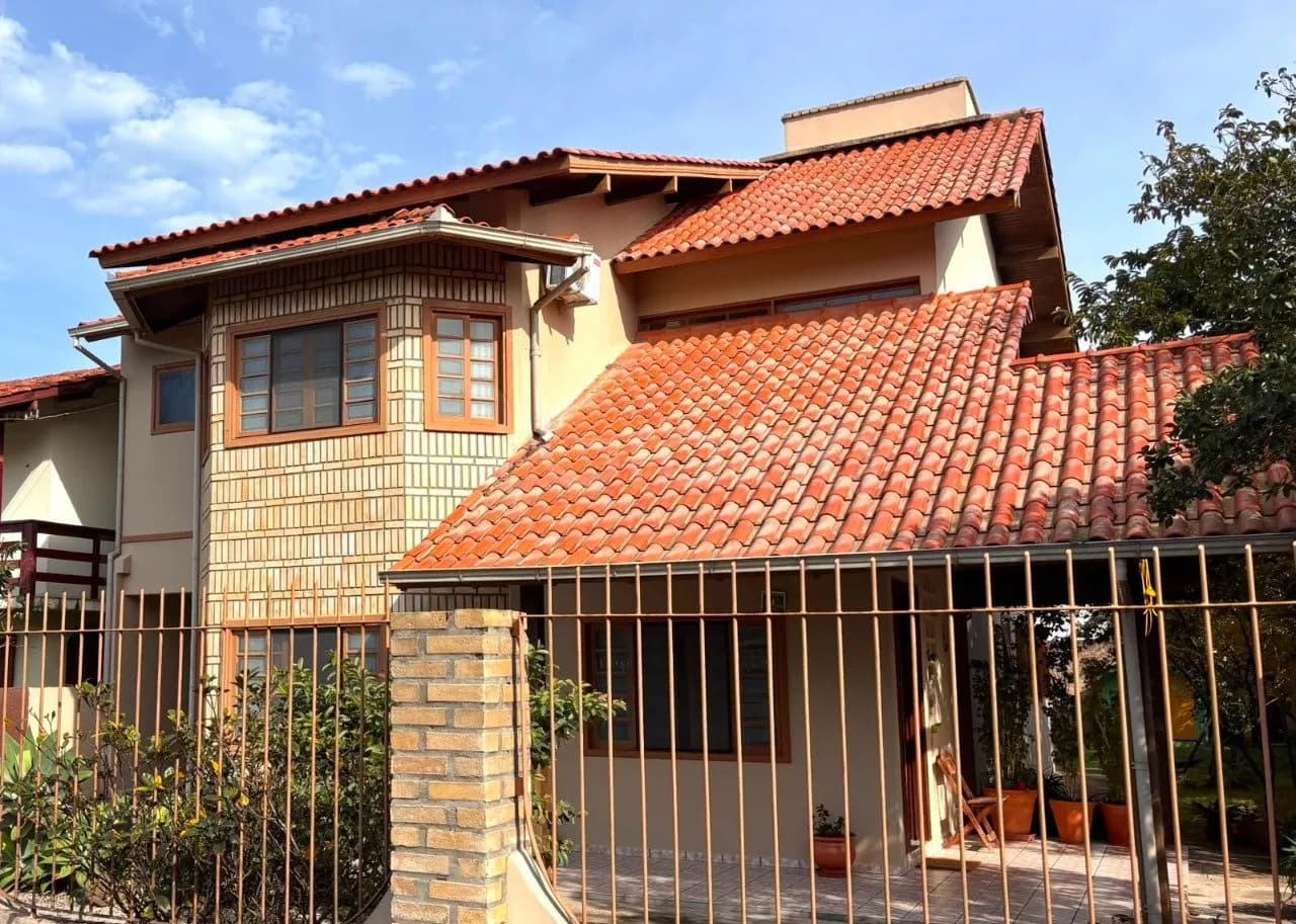 Casa para venda com 4 dormitórios em Campeche com 217 m² — foto principal