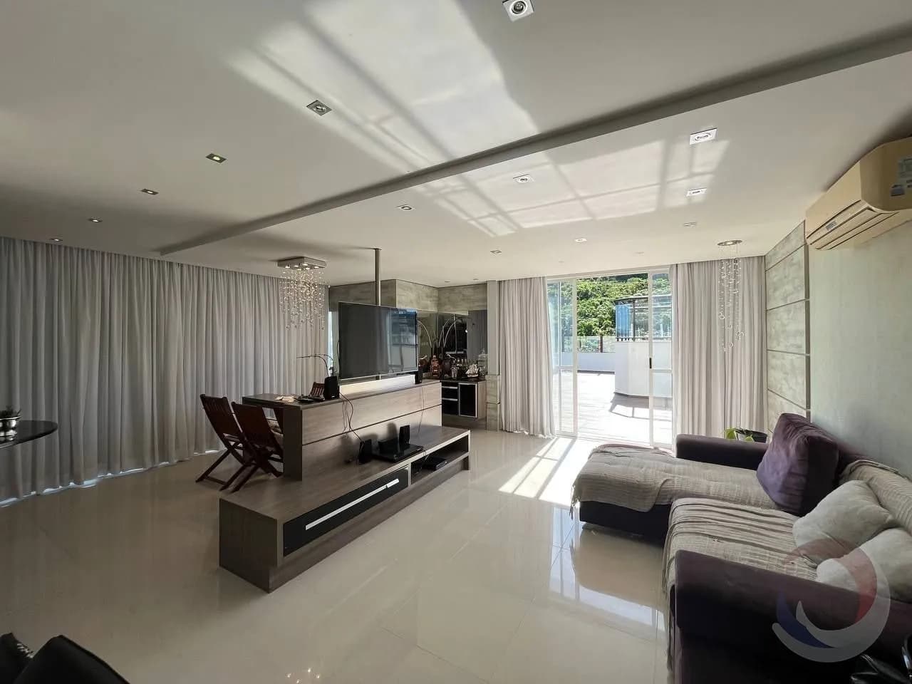 Cobertura para venda com 3 dormitórios em Coqueiros com 268 m²