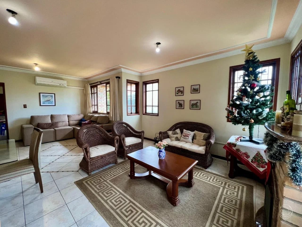 Casa para venda com 4 dormitórios em Cacupé com 264 m²