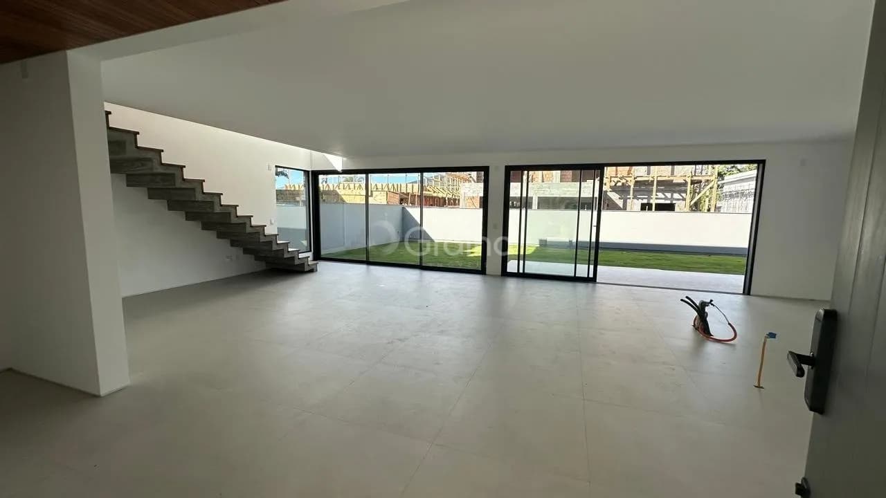 Casa para venda com 4 dormitórios em Ratones com 375 m²