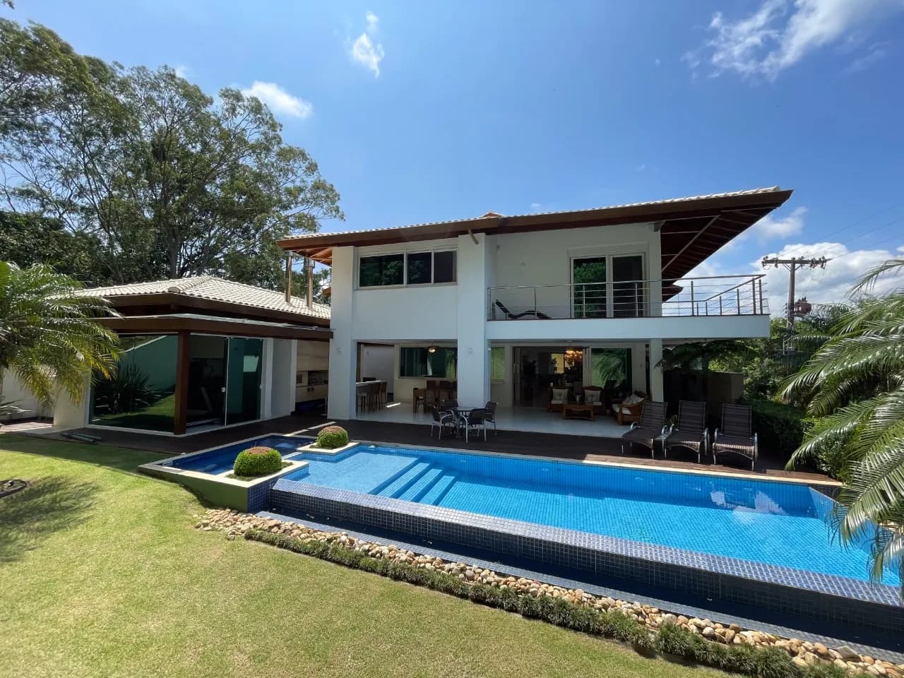 Casa para venda com 6 dormitórios em Sambaqui com 812 m²
