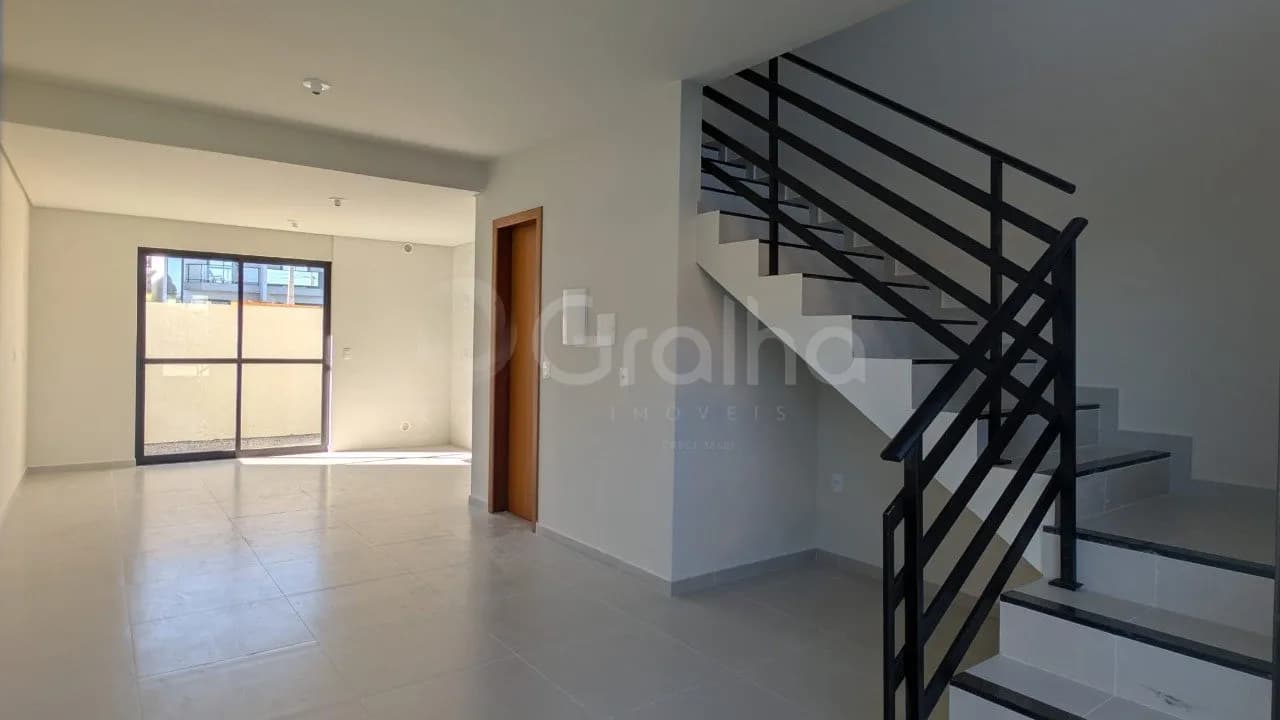 Casa para venda com 2 dormitórios em Forquilhas com 73 m²